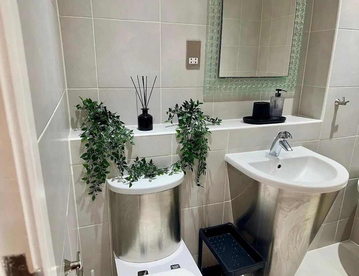 Large Double Room In Cardiff City Centre, Room Only With Own Bathroom, Host Lives On Site