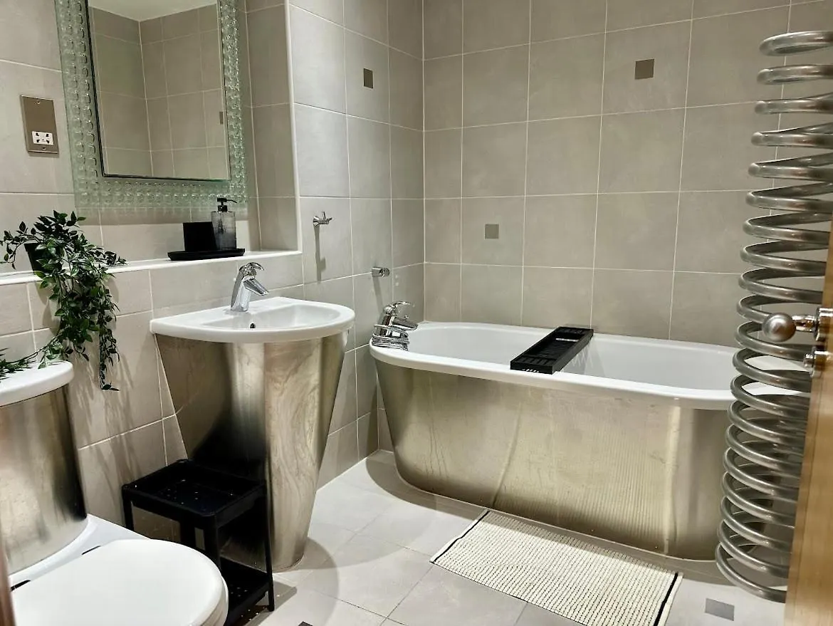 Large Double Room In Cardiff City Centre, Room Only With Own Bathroom, Host Lives On Site Ubytování v soukromí